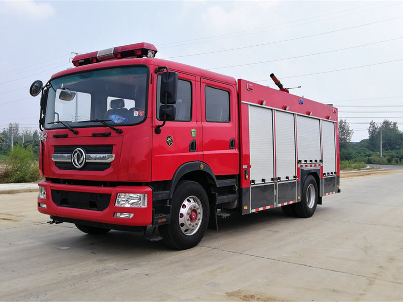 東風(fēng)D9     6.8噸水罐消防車【內(nèi)藏罐】