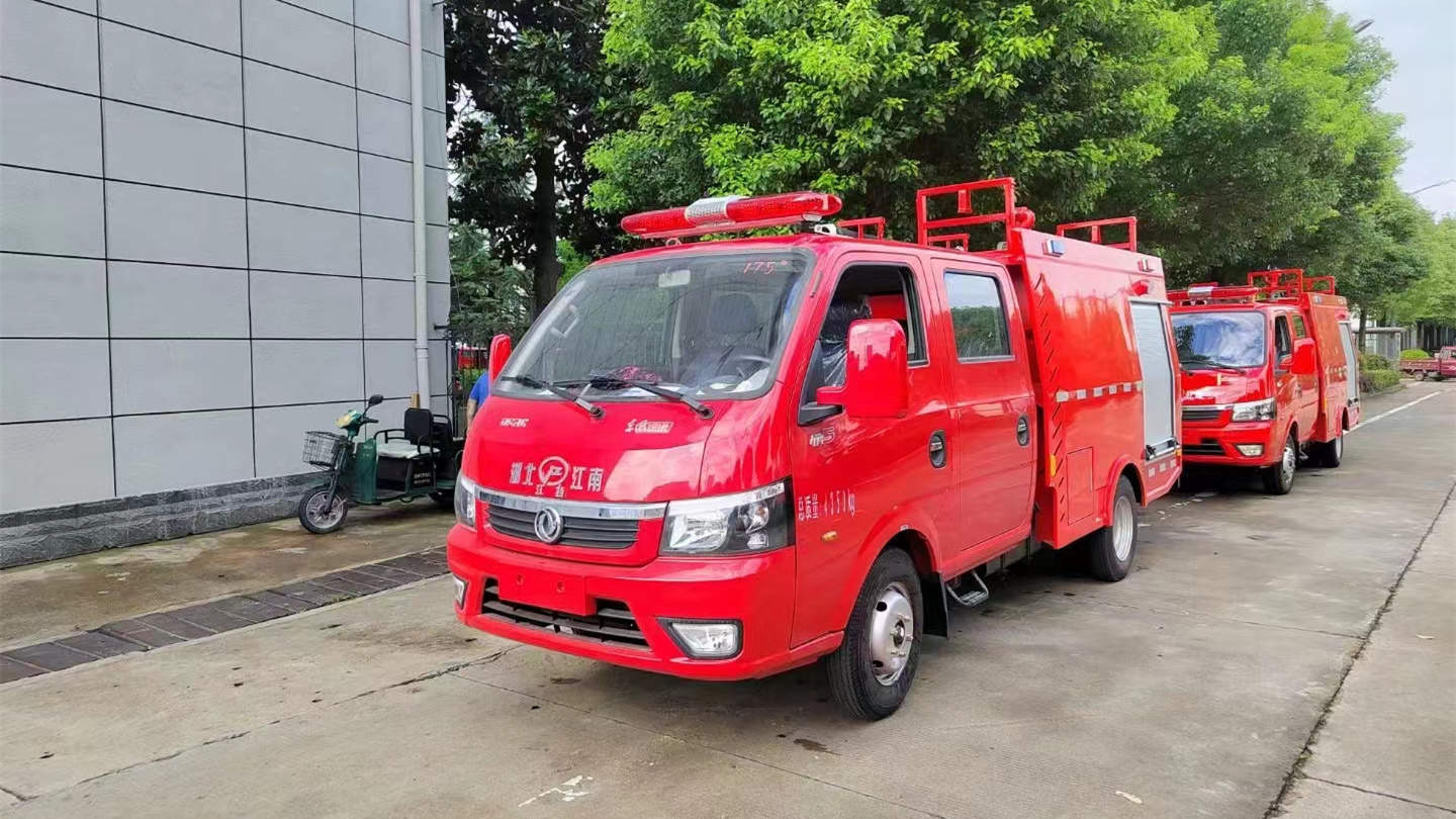 藍(lán)牌東風(fēng)雙排1噸水罐消防車